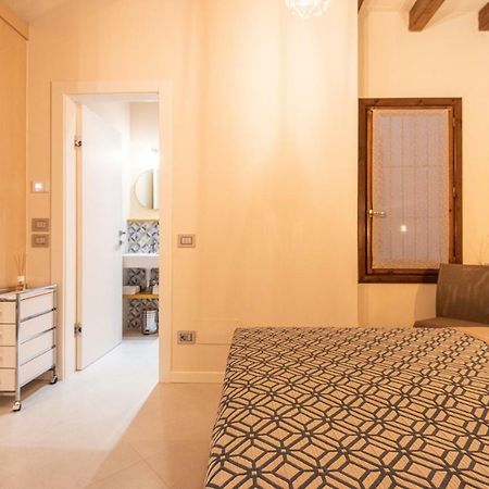 Dreamy Apartment Tre Corone Old Town Desenzano del Garda Eksteriør billede